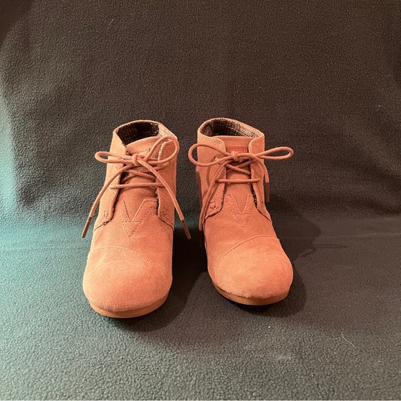 Toms Women's Desert Wedge Taupe Suede Booties - Size 6 - Picture 13 of 14